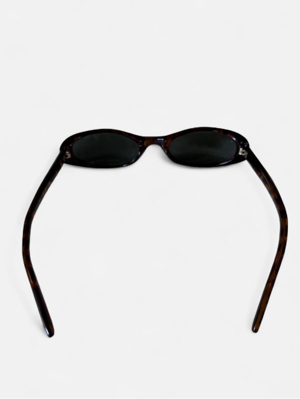 Vintage ‘90s deadstock thin oval tortoiseshell sunglasses - Picture 6 of 6